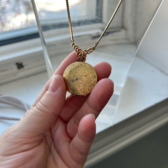 Victorian memorial locket with flower necklace 30
Inches - Picture 6 of 8